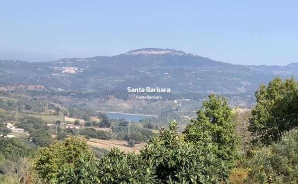 Terreno di mq 33.000 circa e fabbricato di mq 60 circa.