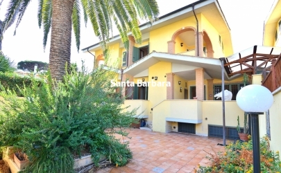 Fregene,  Villa bifamiliare con ingresso indipendente, su 4 livelli e 100 mq ca. di spazi esterni, in Via Castellammare