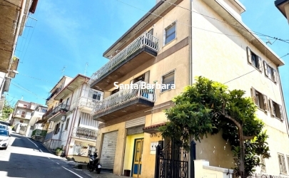 Maierato, Palazzina indipendente con 3 appartamenti, garage e lastrico solare.